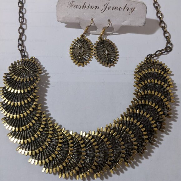 Elegant Vintage Gold-Tone Necklace & Earrings Set - Picture 3 of 3